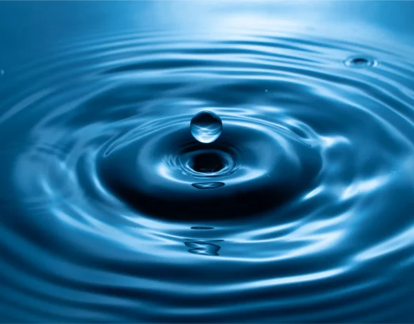 closeup-of-water-drop-splash-under-the-lights-pe-2026-01-07-23-45-47-utc